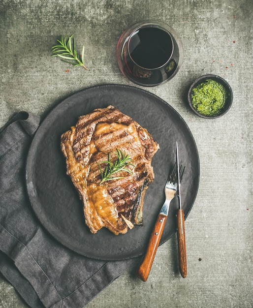 Flatlay de filete de ternera ribeye caliente a la parrilla con hueso