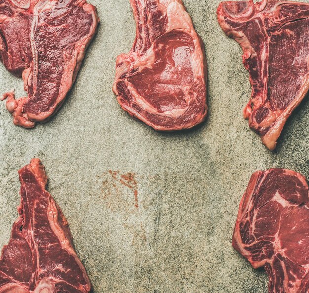 Flatlay de filetes de carne de res cruda cruda fresca copia espacio