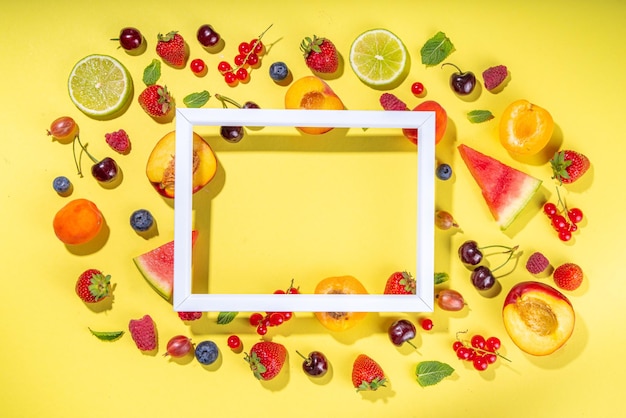 Flatlay de frutas y bayas de verano