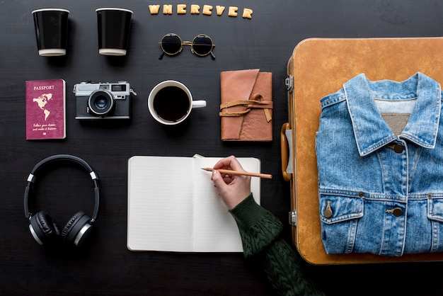 Flatlay de gadgets sobre fondo negro