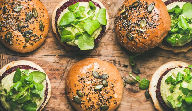 Flatlay de hamburguesas veganas saludables con composición horizontal de empanadas de remolacha