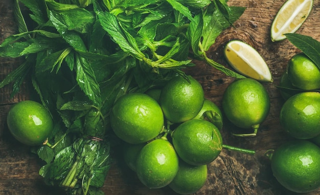 Flatlay de limas frescas y menta para hacer bebidas de verano