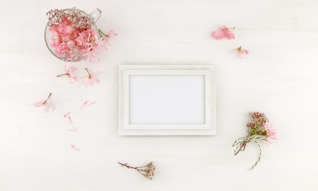 Foto flatlay marco de madera con flores rosas