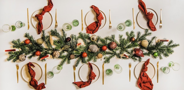 Flatlay de mesa navideña festiva con vajilla y decoraciones