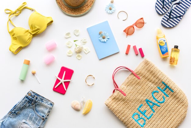 Flatlay de mujer moda de verano para vacaciones en la playa