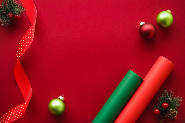 Flatlay de navidad y decoración de concepto de diseño de vacaciones ornamento y envoltura de regalo de navidad en papel rojo ...