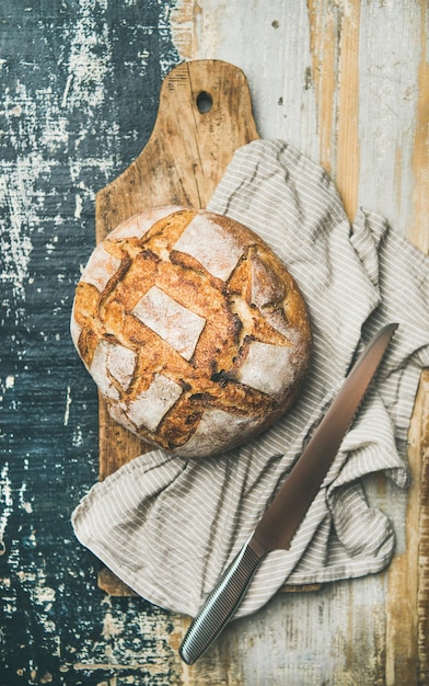 Flatlay de pan de trigo de masa madre sobre servilleta de lino