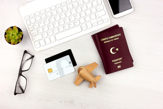 Flatlay con pasaporte turco, avión y dinero