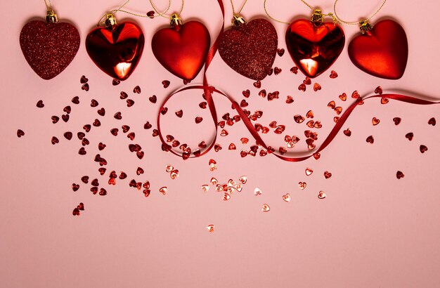 flatlay de pequeños corazones rojos.