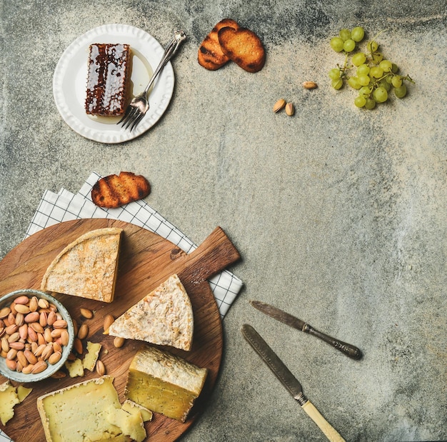 Flatlay de plato con surtido de quesos y espacio para copiar bocadillos