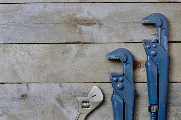 Flatlay.plumbing llaves sobre un fondo de madera. copyspace