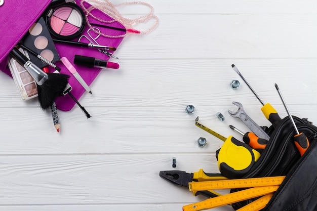 Flatlay-Reparaturwerkzeuge und Make-up-Zubehör