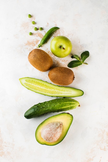 Flatlay saftiges grünes Gemüse und Obst Gesundes Lebensmittelkonzept Bio-Lebensmittel