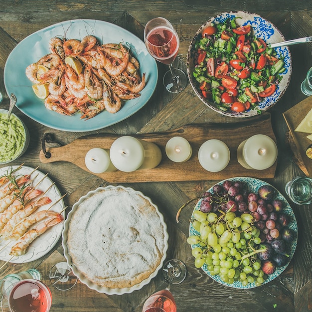 Flatlay Salatgarnelen Oliventraubenkuchen quadratische Ernte