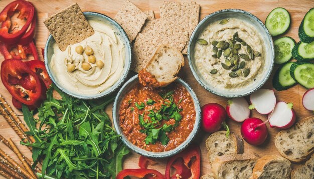 Flatlay de salsas vegetarianas hummus babaganush muhammara