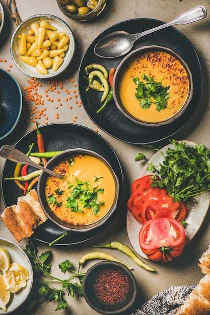 Flatlay de sopa de lentejas turcas Mercimek con perejil y pan plano