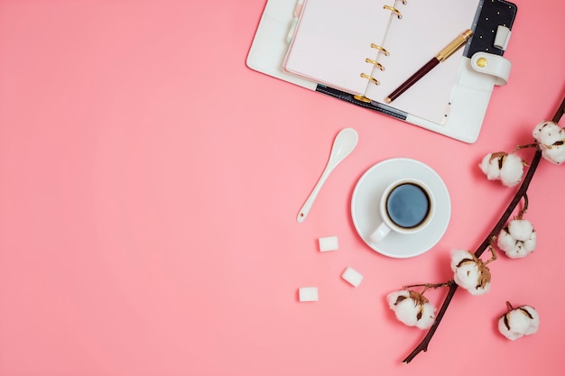 Flatlay con taza de espresso