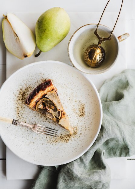 Flatlay de trozo de cheesecake de pera sin azúcar vegano sin lácteos