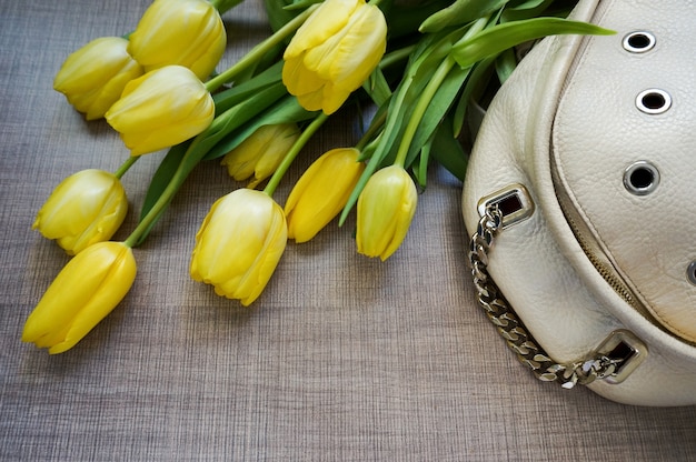 Flatlay-Tulpe und Rucksack