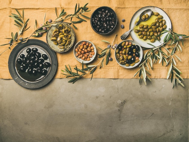 Flatlay von mediterranen Meze-Oliven-Vorspeisen kopieren Raum