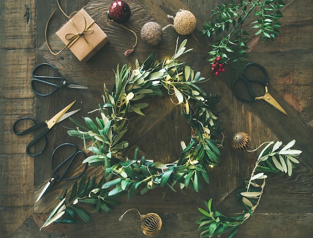 Flatlay von Weihnachtsdekorationsspielzeug und -kranz