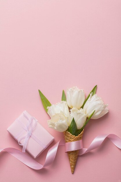 Flatlay Waffelkegel mit weißer Blütenblüte