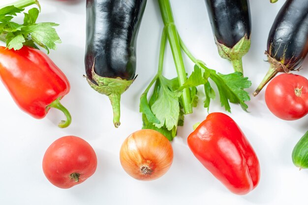 Flatley mit verschiedenen Gemüsesorten auf weißem Hintergrund Gemüse Paprika Zwiebel Auberginen