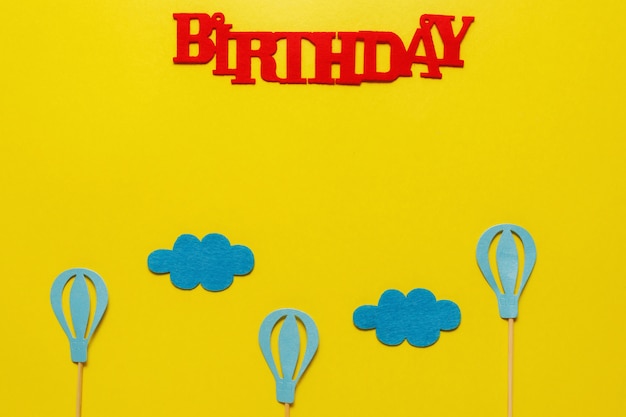 Flatout Geburtstagsfeierkarte auf einem blauen Hintergrund mit Kopienraum für Text