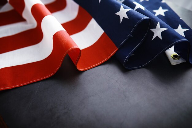 Flatternde Flagge USA mit Welle Nahaufnahme der amerikanischen Flagge auf dunklem Hintergrund