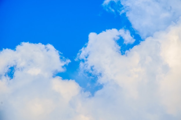 Flaumige weiße Wolke gegen blauen Himmel