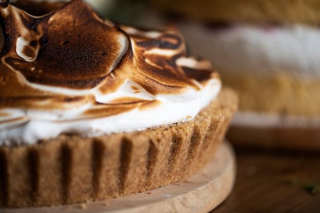 Flauschige hausgemachte Zitronen-Meringetorte