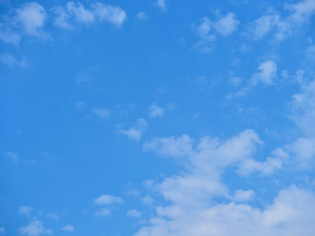 Flauschige schöne Wolken am Himmel