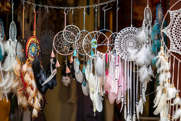 Flauschige Vielfalt an Traumfängern auf dem handwerklichen Straßenmarkt einer alten Stadt Hoi An Vietnam Bunte Traumfänger in der Nähe