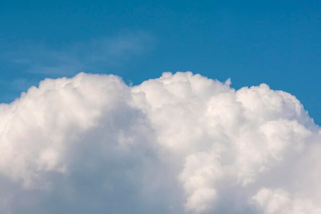 Flauschige weiße Wolken auf blauem Himmelshintergrund