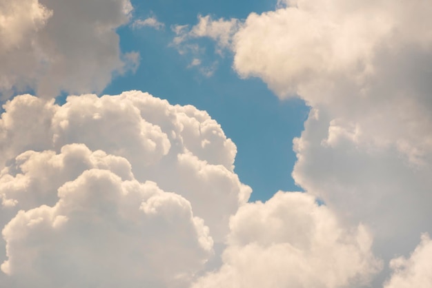 Foto flauschige weiße wolken auf blauem himmelshintergrund