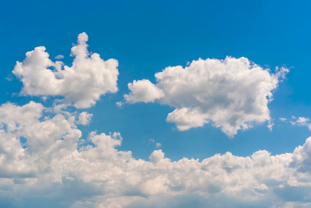 Flauschige weiße Wolken auf blauem Himmelshintergrund