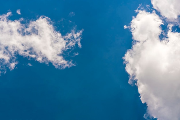 Flauschige weiße Wolken auf blauem Himmelshintergrund