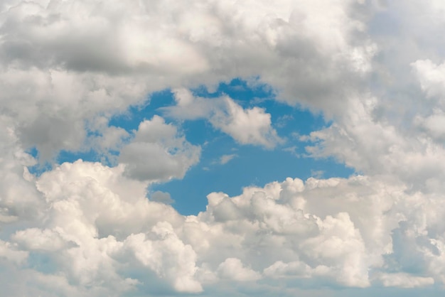 Flauschige weiße Wolken auf blauem Himmelshintergrund