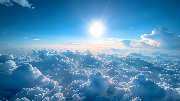 flauschige weiße Wolken gegen einen blauen Himmel Die Sonne scheint hell in der Mitte der Szene