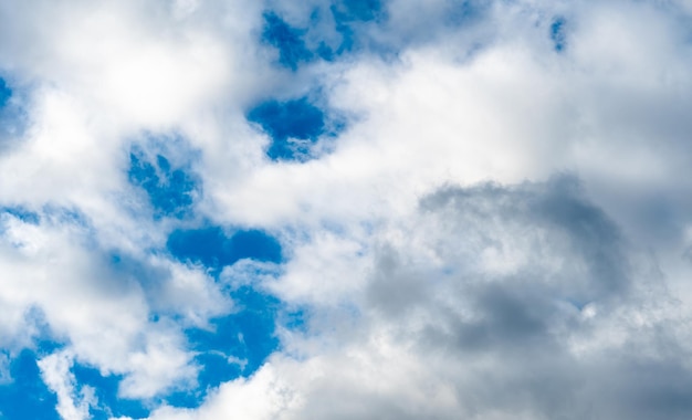 Flauschige weiße Wolken vor blauem Himmel an einem warmen sonnigen Tag Sanfte und langsam schwebende Wolken als Konzept eines ruhigen Lebens