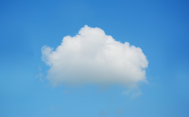 Flauschige Wolke am blauen Himmel