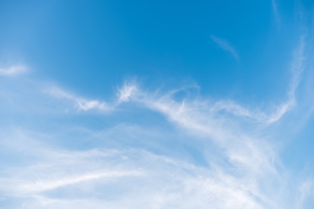 Flauschige Wolke schwimmt auf den klaren blauen Himmel.