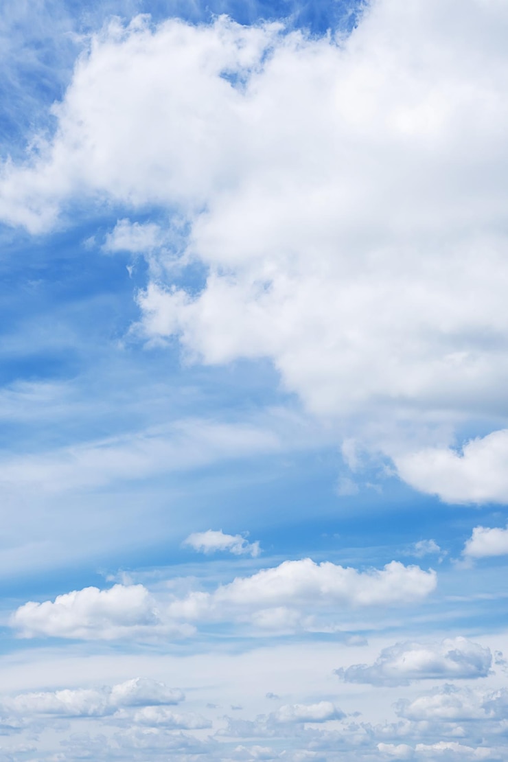 Foto flauschige wolken am blauen himmel himmel hintergrund kopieren raum
