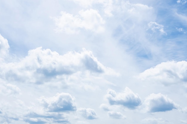 Flauschige Wolken am blauen Himmel Himmel Hintergrund kopieren Raum