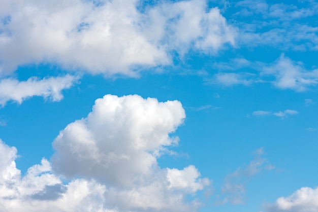 Flauschige Wolken am blauen Himmel