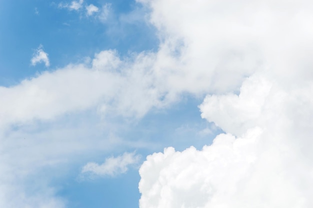 Flauschige Wolken am blauen Himmel