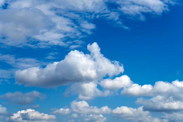 Flauschige Wolken am Himmel. Sommerhimmel