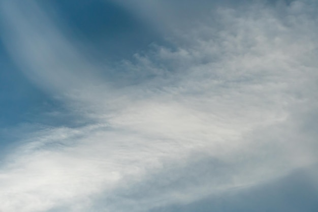 Flauschige Wolken auf blauem Hintergrund