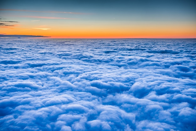 flauschige Wolken im Licht der Morgendämmerung