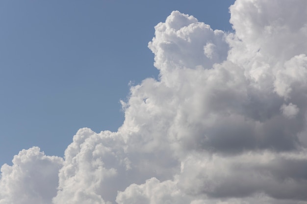 Flauschige Wolken und blauer Himmelhintergrund